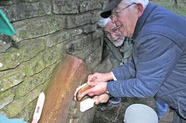 Burkhard Kreter und Siegfried Stürmer mit Wurzelbürste beim Schrubben in eisiger Kälte!
